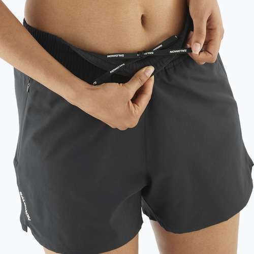 Laufshorts Damen Salomon SHAKEout Core 4" deep black